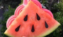 高州网红吃瓜,趣味横生引网友热议