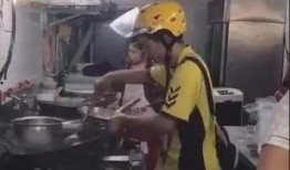 美团小哥爆料蒸鸡视频,揭秘蒸鸡制作全过程，美味秘诀大公开！